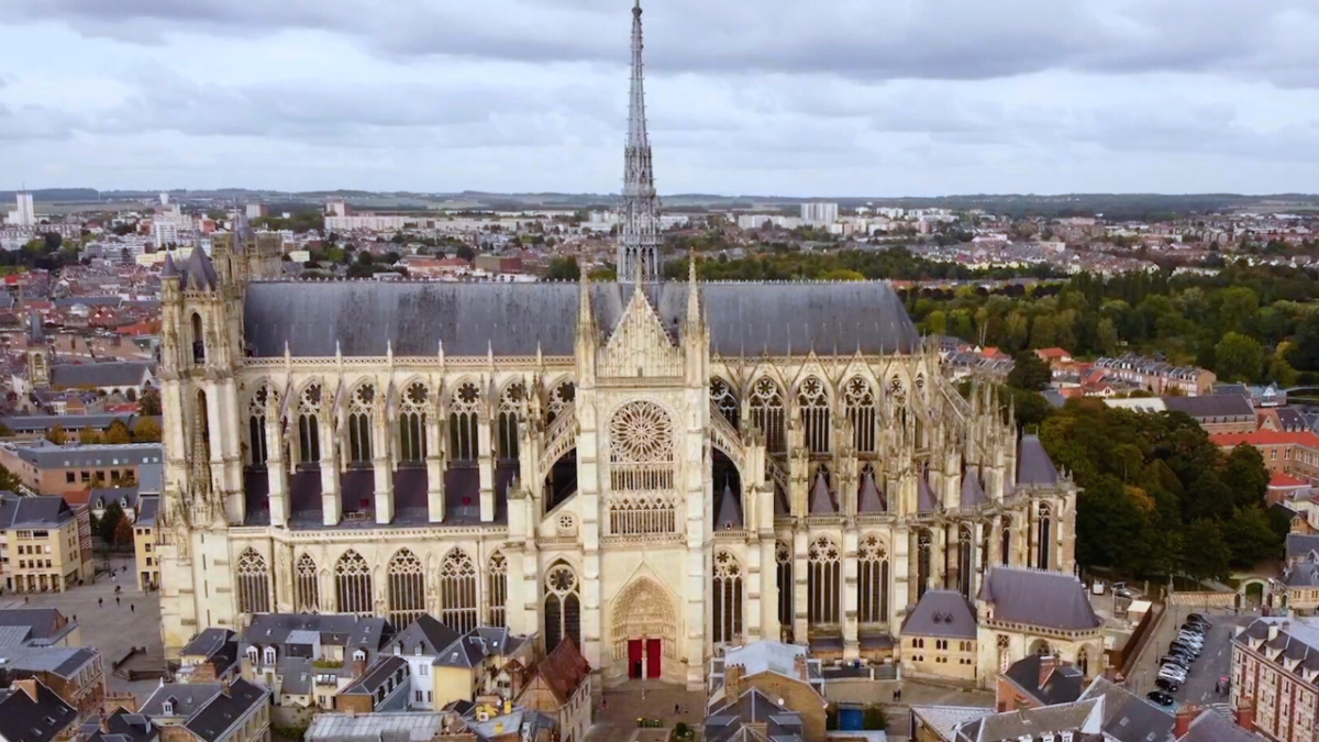 Images de drone de la cathédrale Notre-Dame d'Amiens