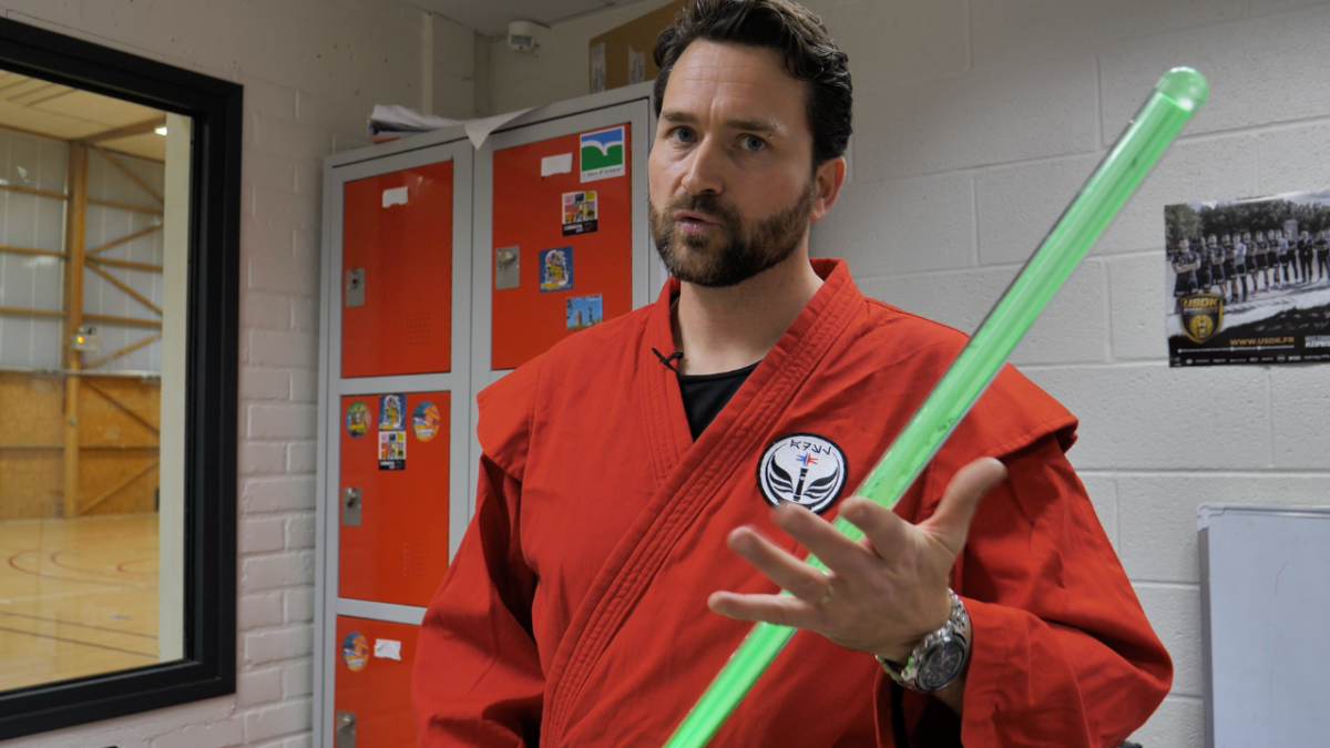 Yann donne des cours de sabre laser, qui est devenu un sport officiel.