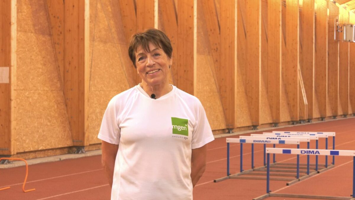 Mamie et championne du monde du 80 mètres haies en athlétisme. À 72 ans, Éliane s’entraîne 4 fois par semaine pour rester au plus haut niveau.