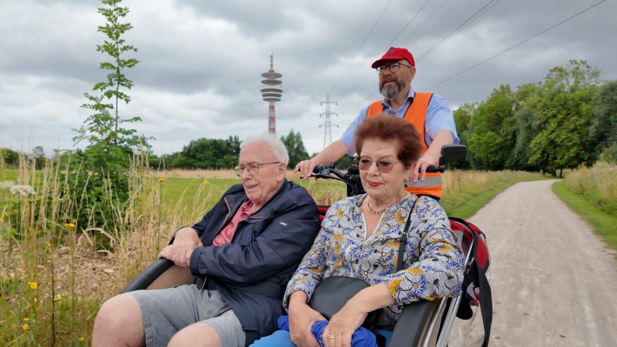 À 85 ans, Jean redécouvre le vélo grâce à “À vélo sans âge”, une association lilloise qui offre des balades en triporteur aux aînés.