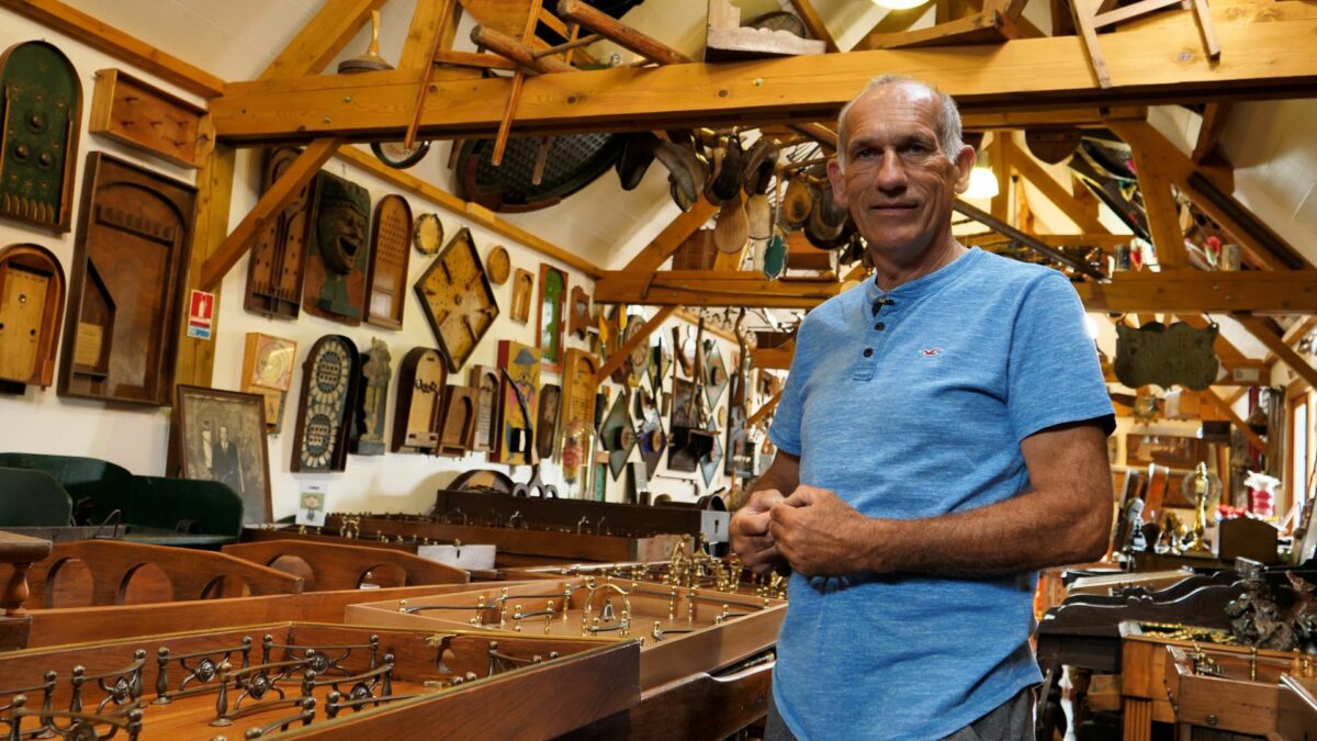 Laurent possède 500 jeux anciens en bois et a ouvert un musée de 100 m² chez lui à Tilques, dans le Pas-de-Calais.