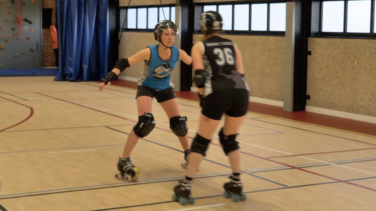 Le roller derby, sport féminin alliant vitesse et contact, compte 10 équipes en Hauts-de-France, dont Les Sirènes Hurlantes de Dunkerque.