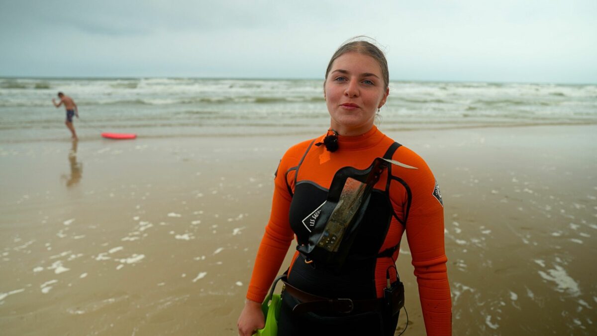 À 18 et 19 ans, Camille et Raphaël entament leur première saison comme sauveteurs en mer sur les plages de la Côte d’Opale.