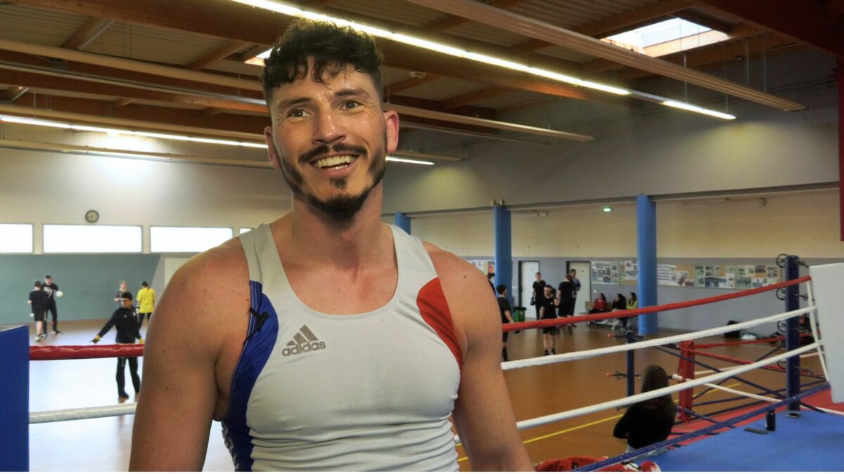 Nicolas, policier et quadruple champion du monde de savate, pratique la boxe française depuis ses 5 ans et s'entraîne à Calais.