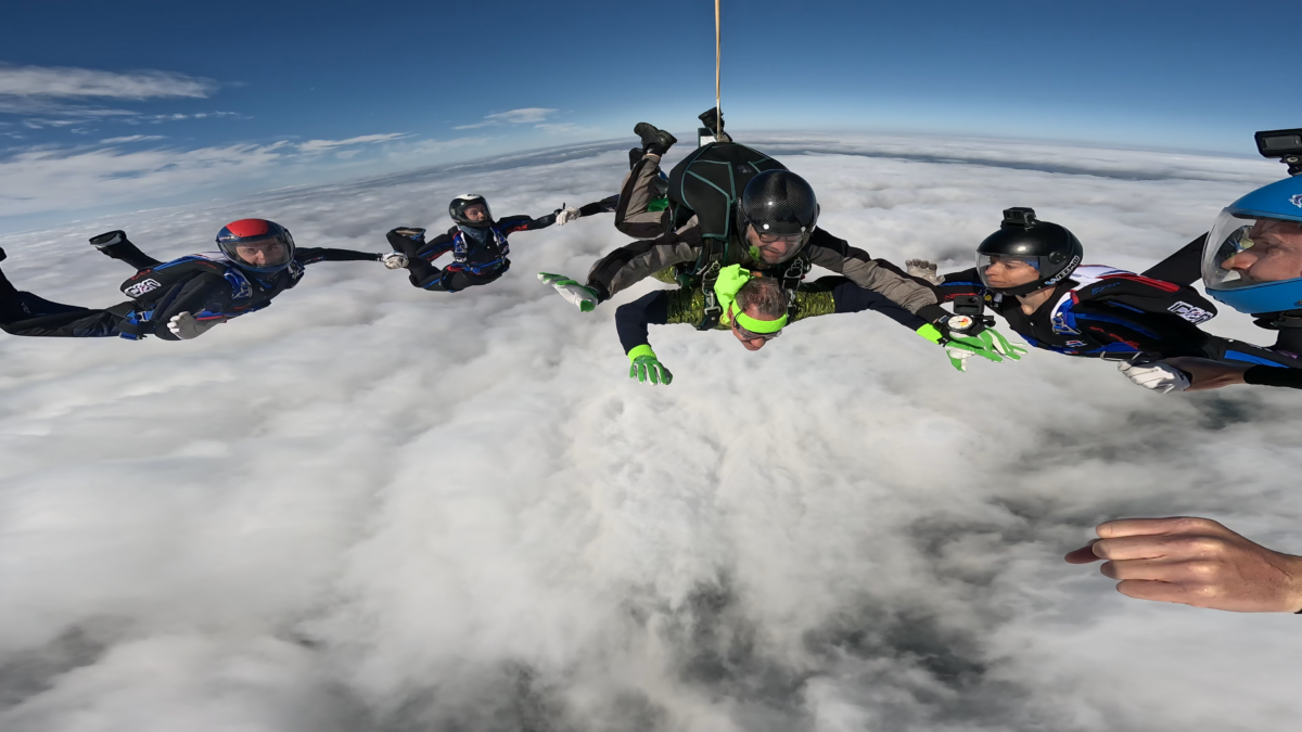 La chenille synchro dans le ciel