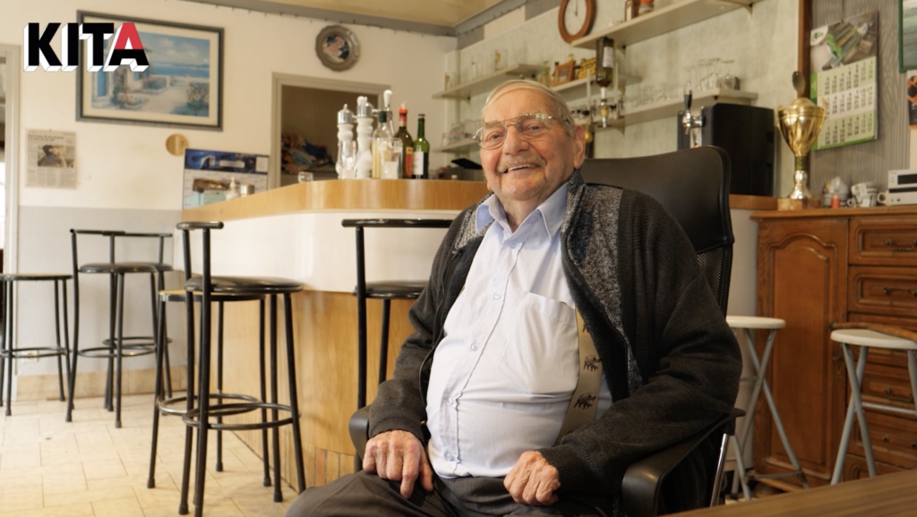 À 90 ans, Alain est toujours derrière le comptoir de son café !